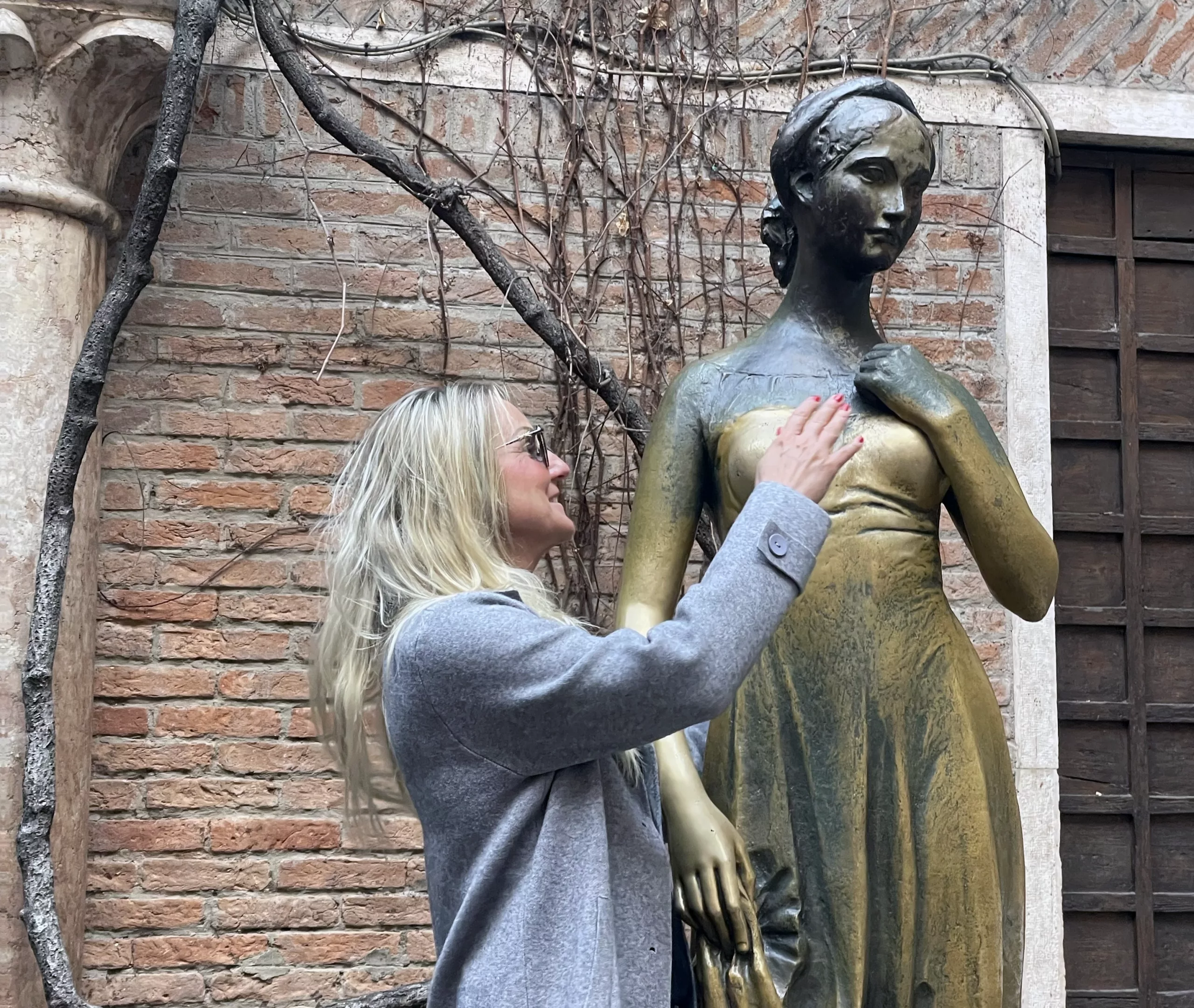 The Statue of Juliet symbolizes love as a healing force, offering hope and transformation for the soul.