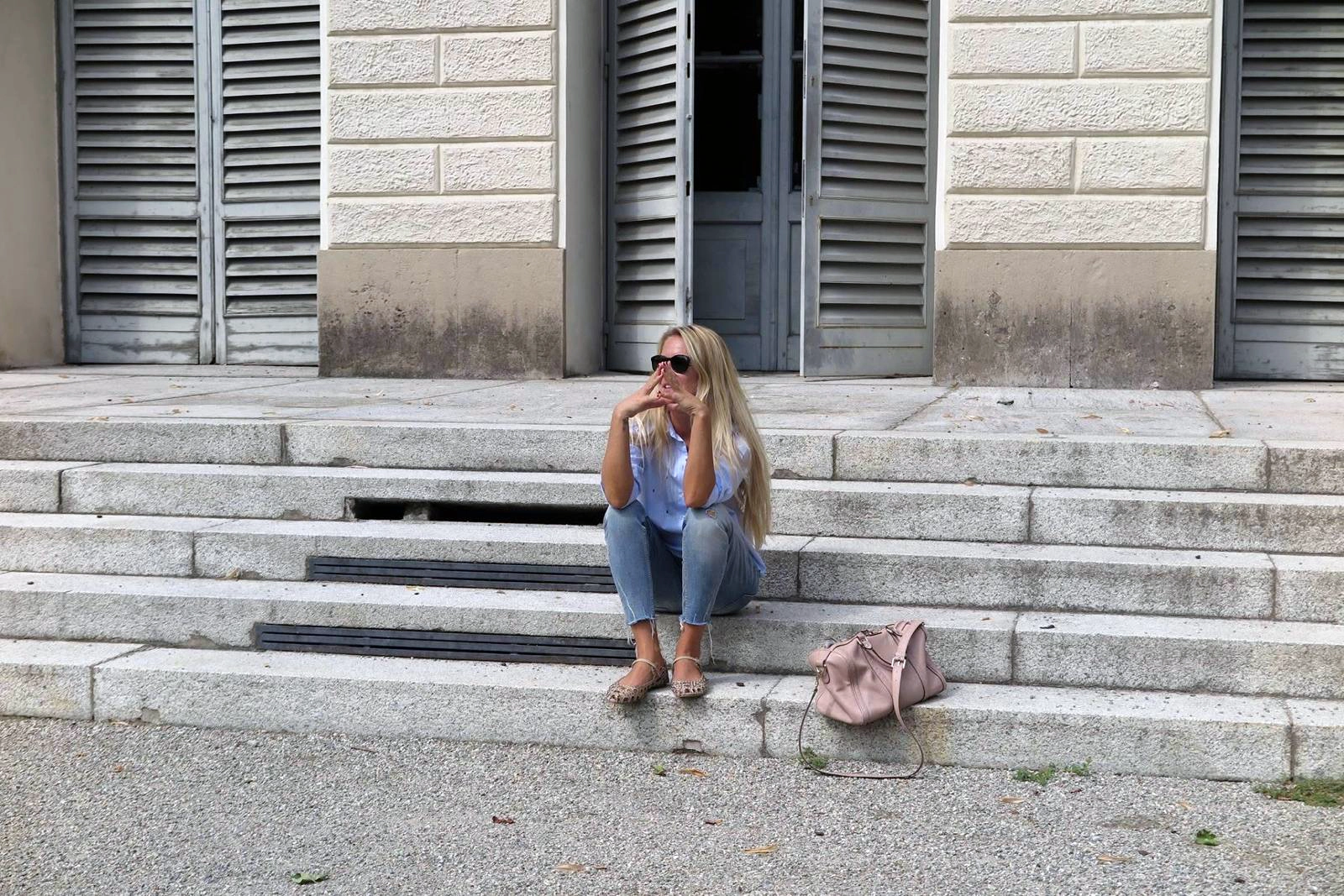 Tantra Symbolic representation of a clear, empty mind merging into the infinite universe, evoking a sense of peace, expansion, and timelessness