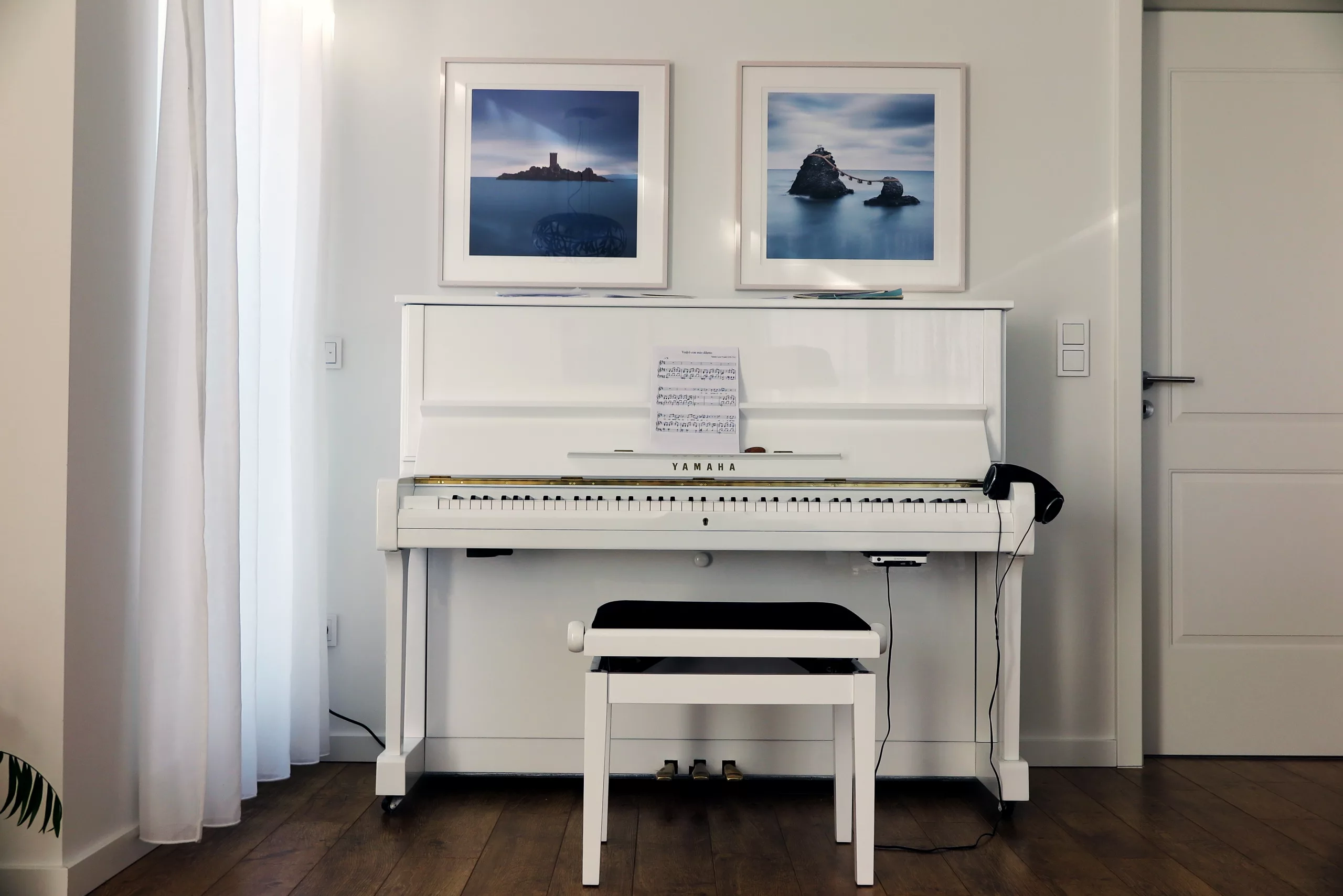 Tantra Sound Therapy – The Veil Lifts: pianoforte con porte chiuse, simbolo di suono puro che attraversa il silenzio interiore
