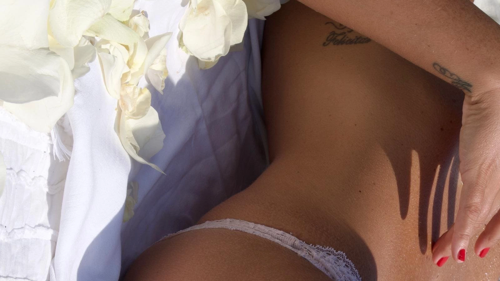 Tantra Delicate dance of rose petals symbolizing sensuality and energetic touch, in an atmosphere of openness and sweetness