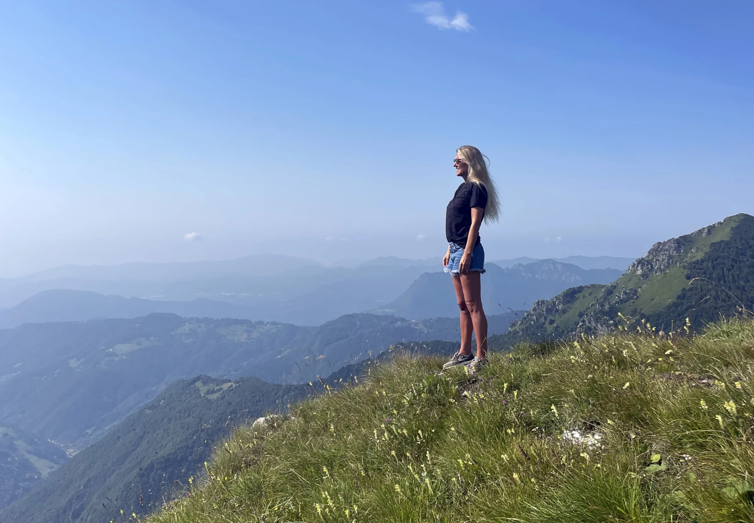 On the mountain peak, experiencing the silent emotion and inner awakening of the Diamonvajra Ritual